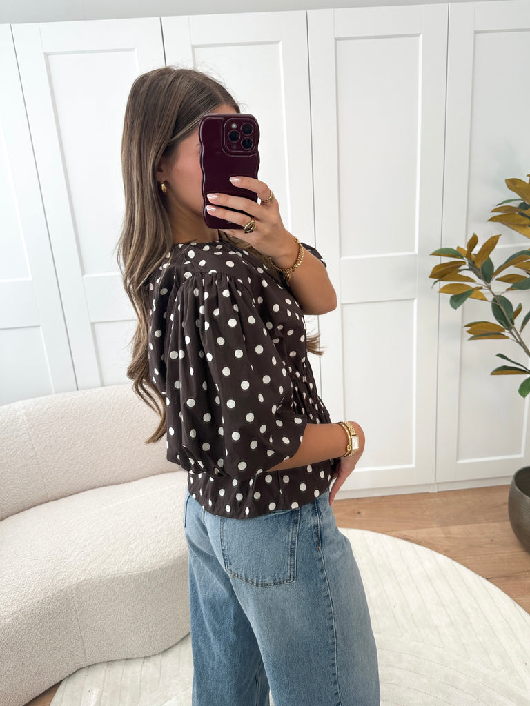 Bruine blouse met witte stippen en pof mouwen