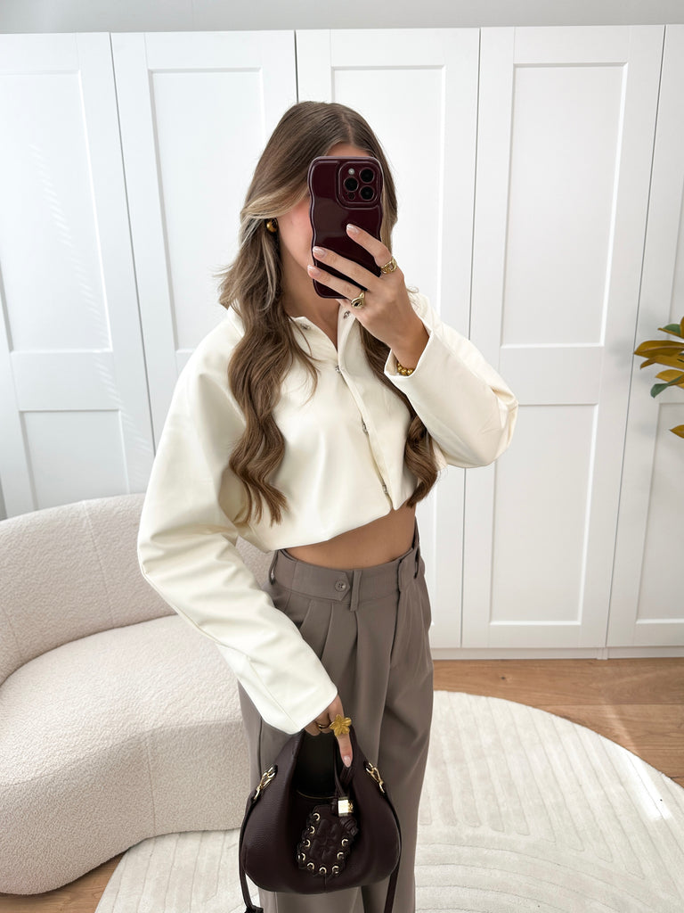 Creme cropped leren top met knoopsluiting en bredere mouwen