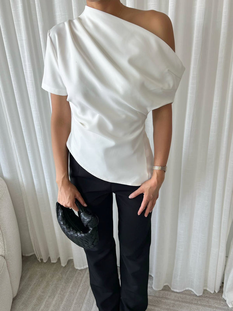 Witte asymmetrische one shoulder top met gedrapeerd effect