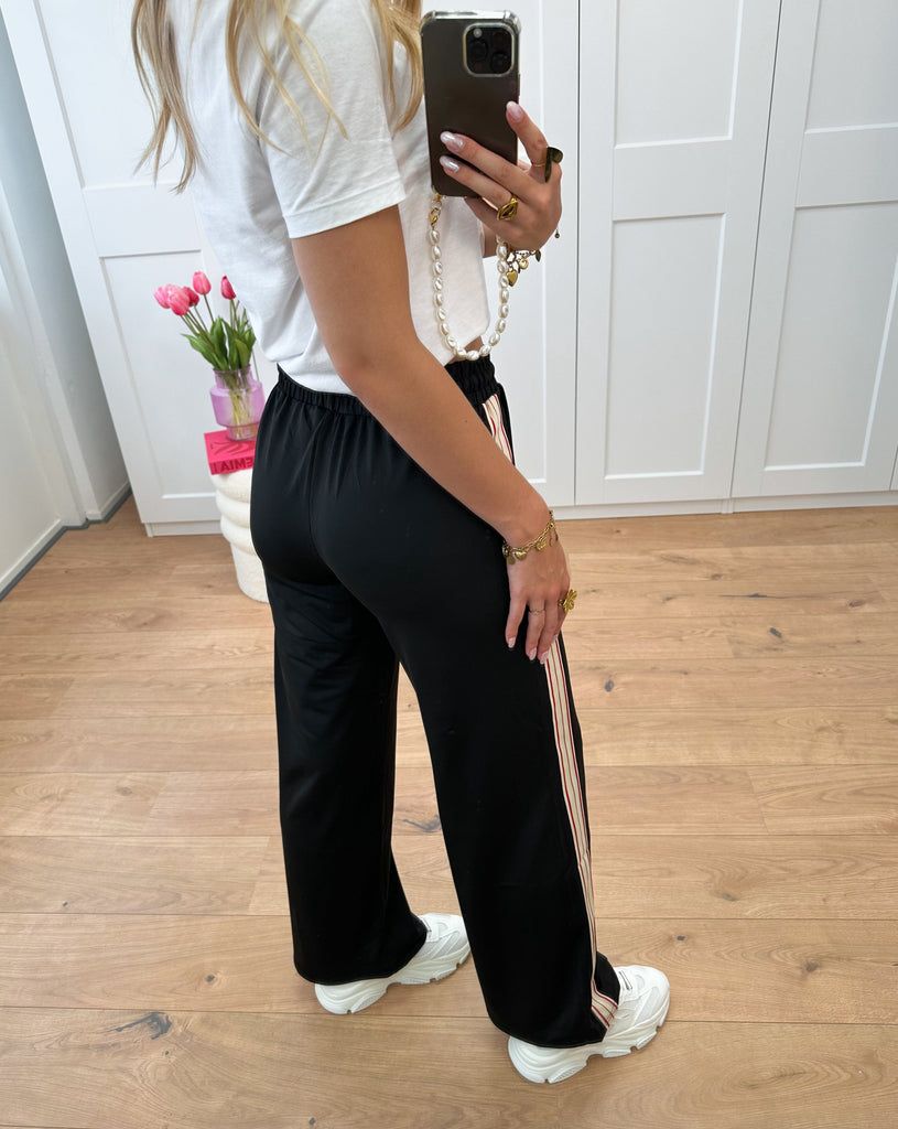 Zwarte jogging broek met strepen aan de zijkant