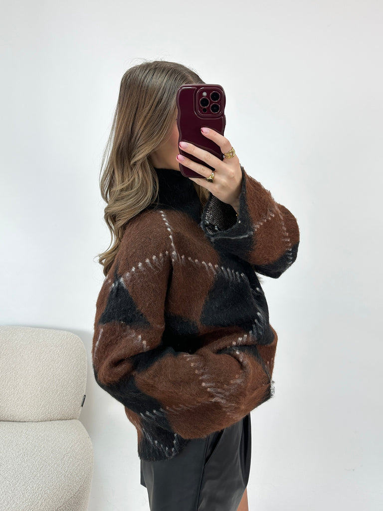Bruin met zwarte geruite trui met hogere hals