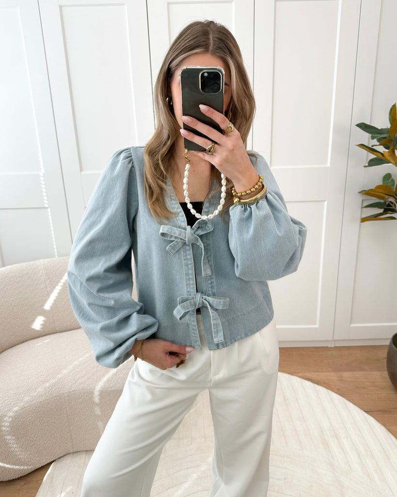 Licht blauwe denim top met lange pof mouwen en strikjes