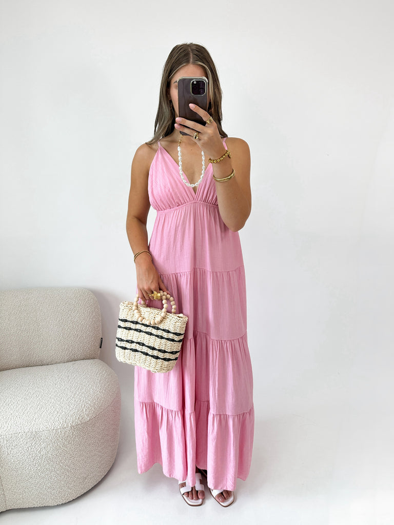 Roze lange maxi jurk met wijd uitlopende geplooide lagen