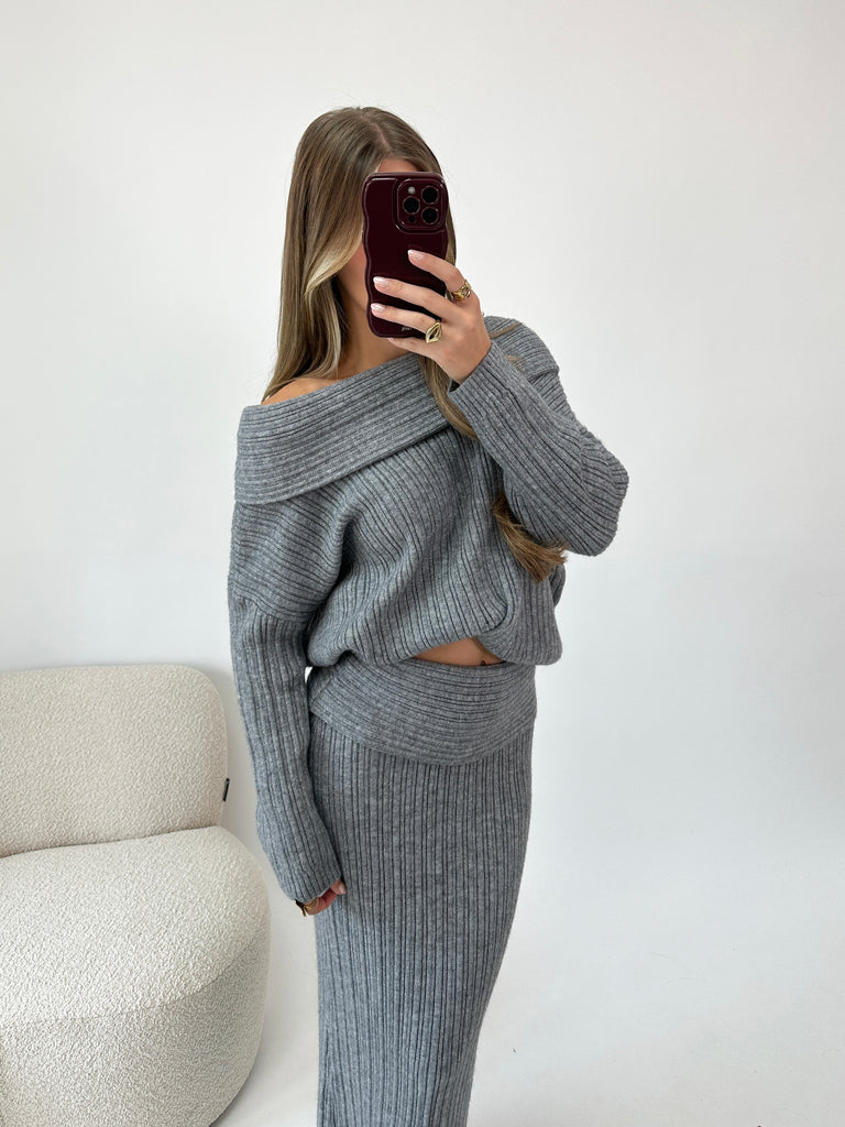 Grijze two piece set met lange rok en off shoulder trui