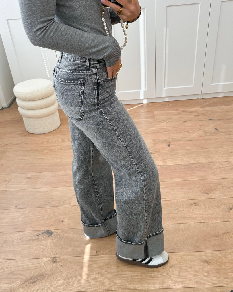 Grijze jeans met omgeslagen pijpen