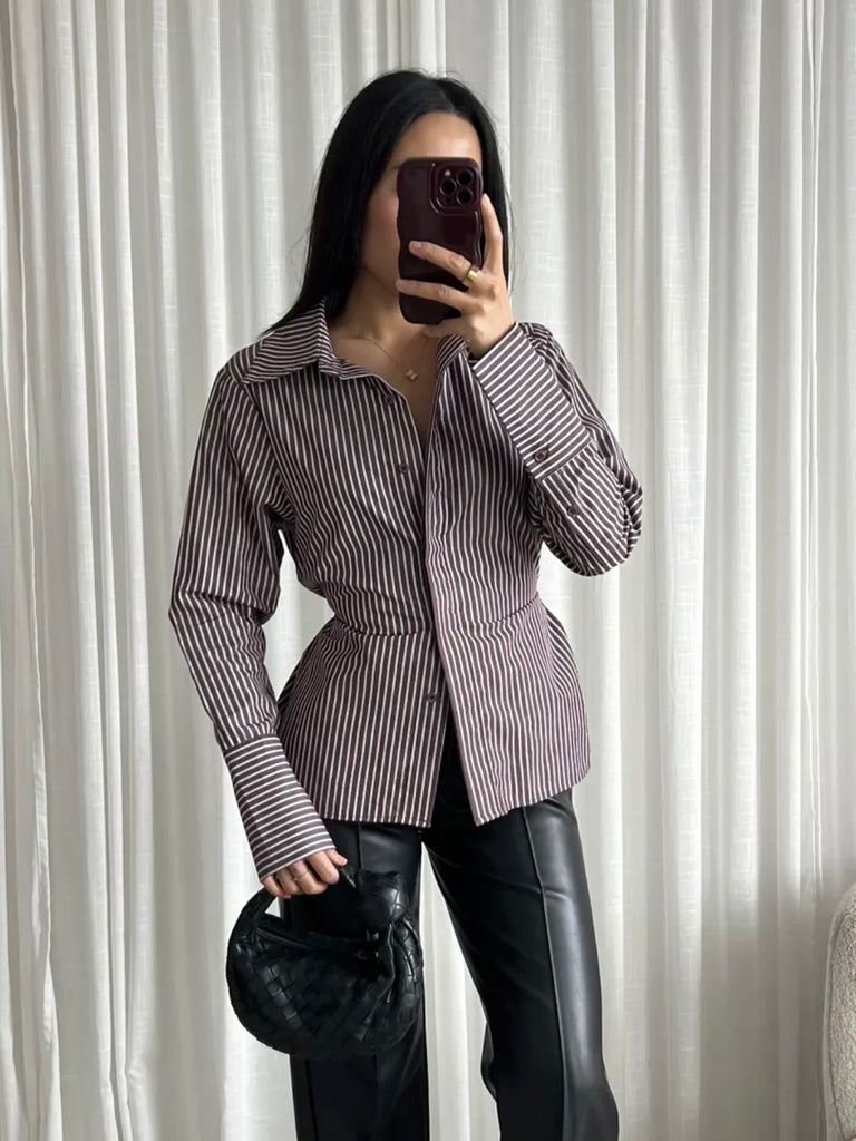 Bruin met wit gestreepte blouse met strik detail in de taille zodat je hem getailleerd kunt maken