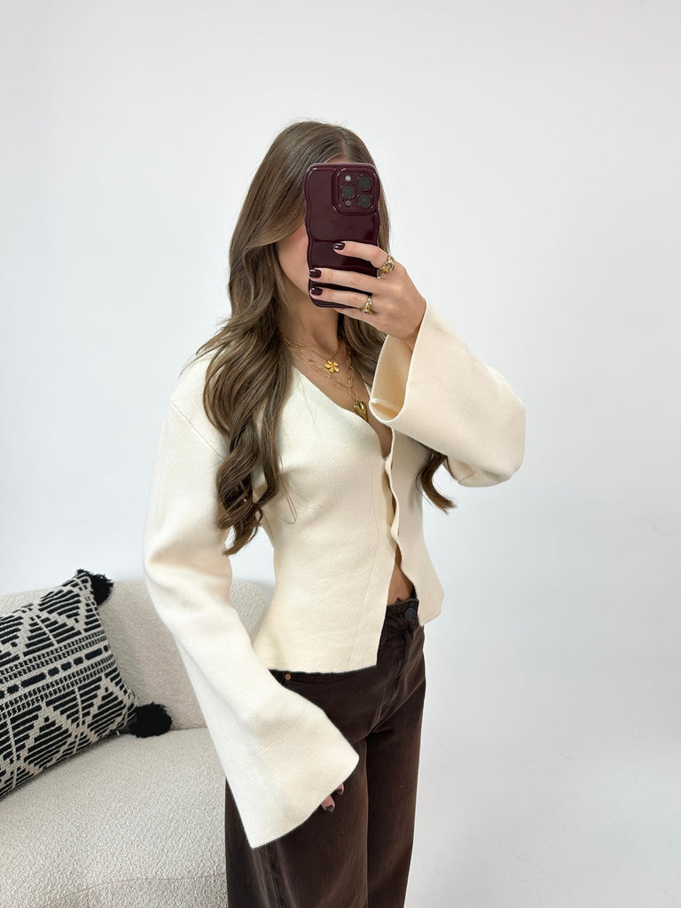 Creme shaped wijd uitlopende top met knoopjessluiting en wijd uitlopende mouwen