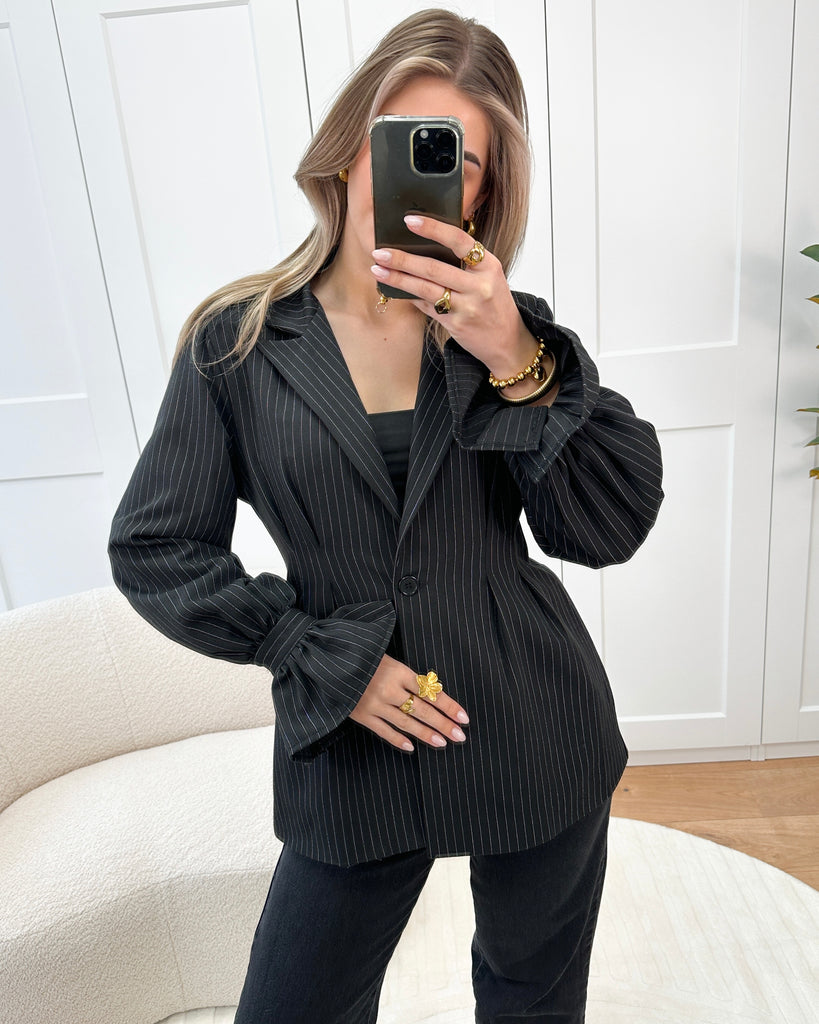 Zwarte gestreepte getailleerde blazer met wijd uitlopende mouwen