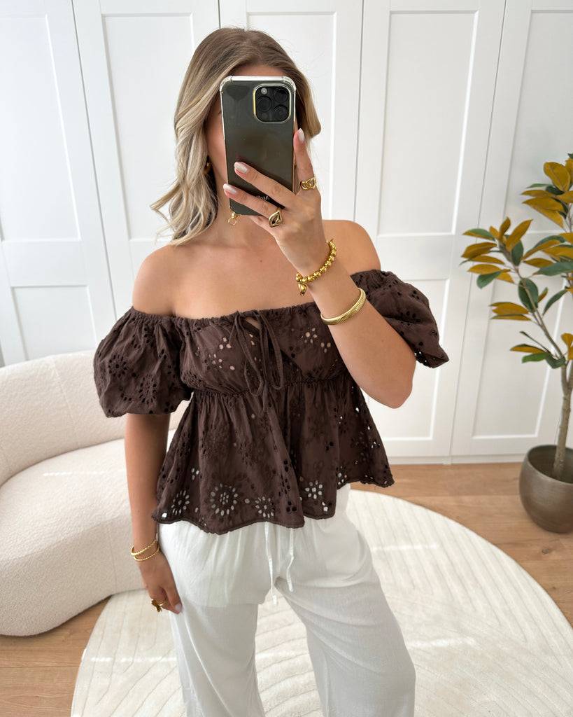 Bruine off shoulder broderie top met korte pof mouwen en strikje