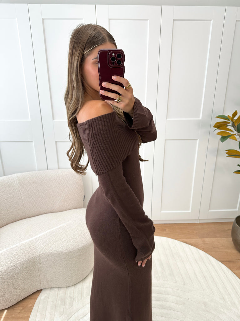 Bruine lange off shoulder jurk