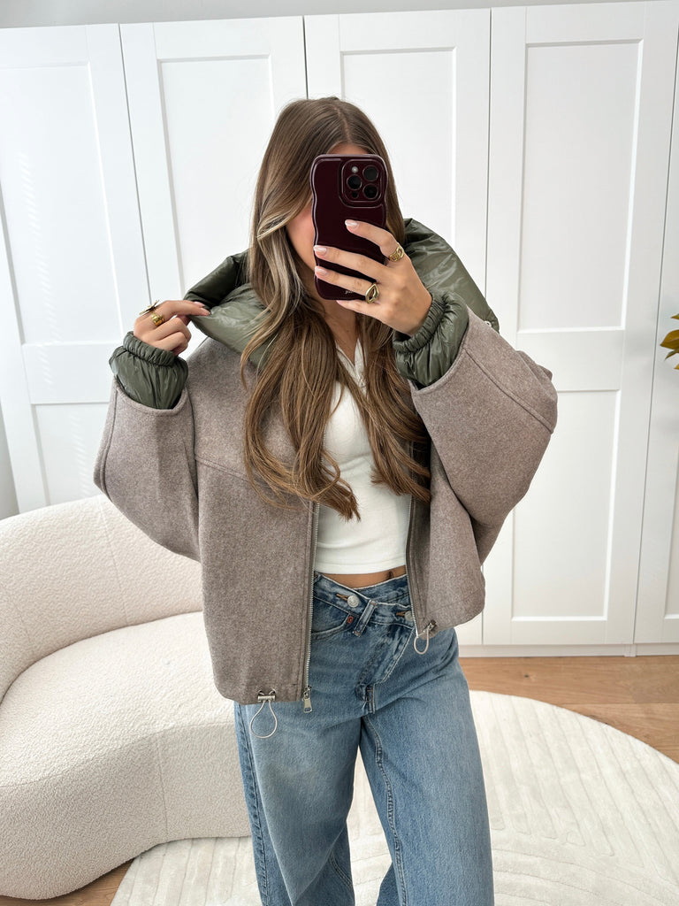 Taupe coat met groene gewatteerde capuchon en uiteindes van de mouwen