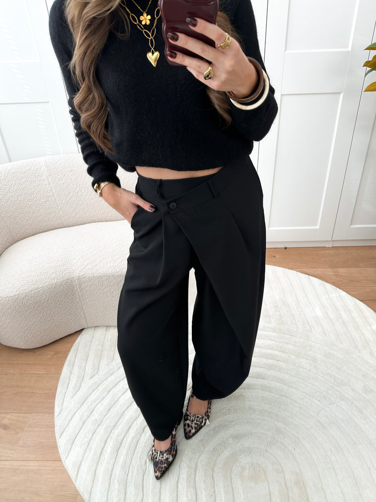 Zwarte wijde pantalon met schuine overslag sluiting