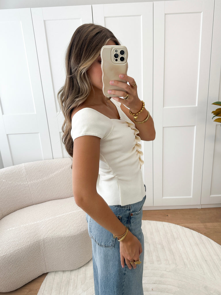 Witte top met korte off shoulder mouwtjes en knoopjes met gedrapeerd effect