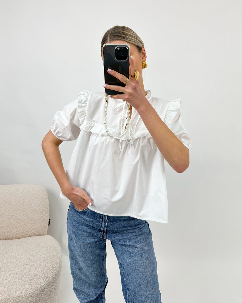 Witte katoenen blouse met korte pof mouwen en ruffles