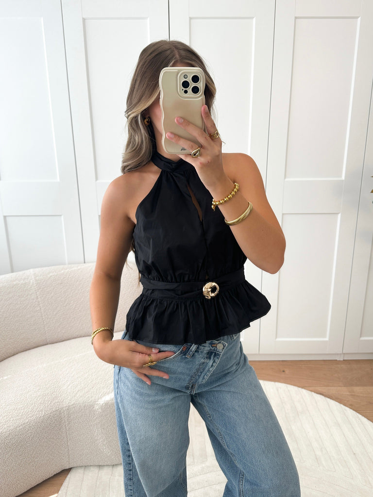 Zwarte halter top met gouden knoop en peplum effect