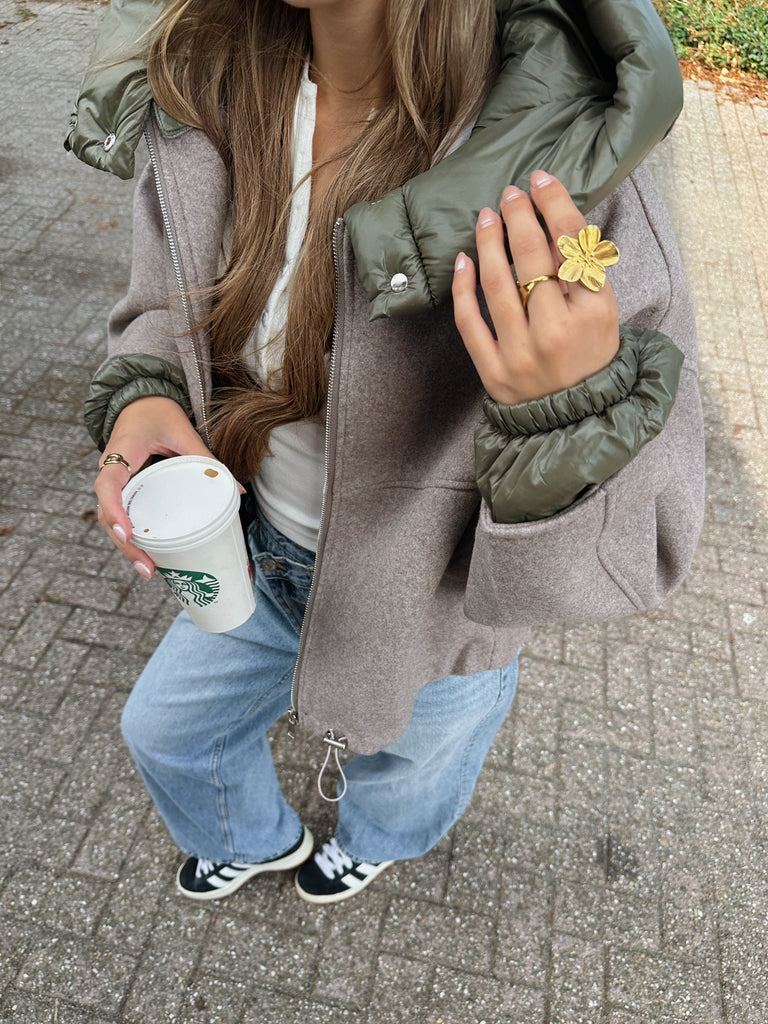Taupe coat met groene gewatteerde capuchon en uiteindes van de mouwen