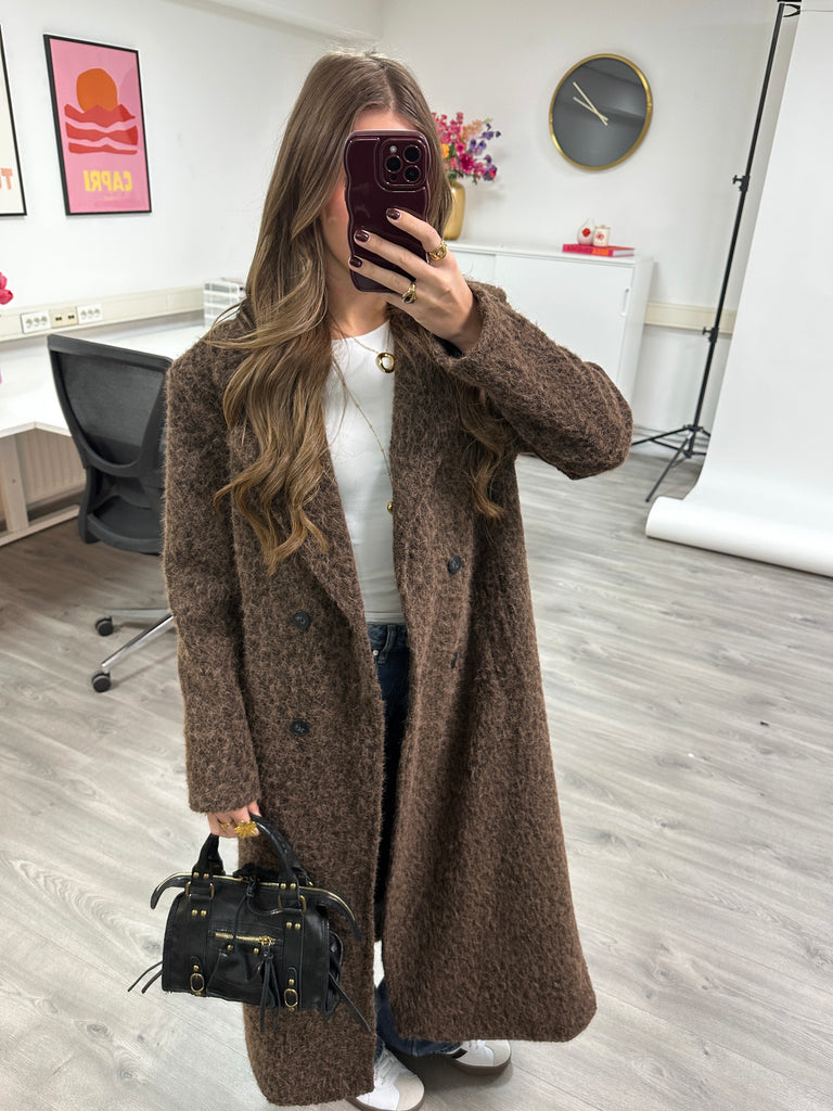 Bruine lange gevoerde furry coat met knoopsluiting en steekzakken