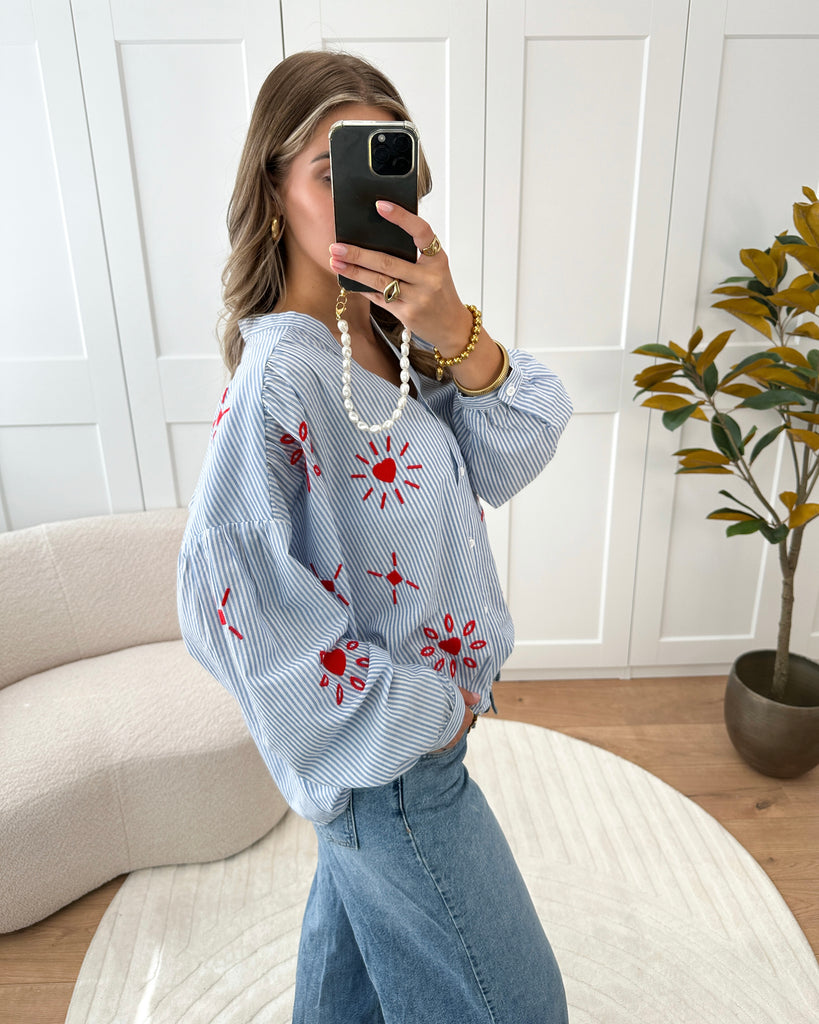 Blauwe gestreepte blouse met v-hals en pof mouwen, rode hartjes opdruk