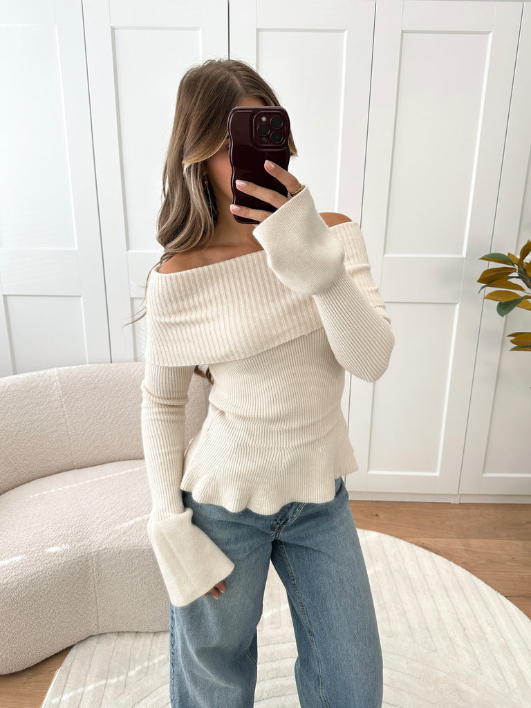 Creme off shoulder trui met peplum effect en wijd uitlopende mouwen