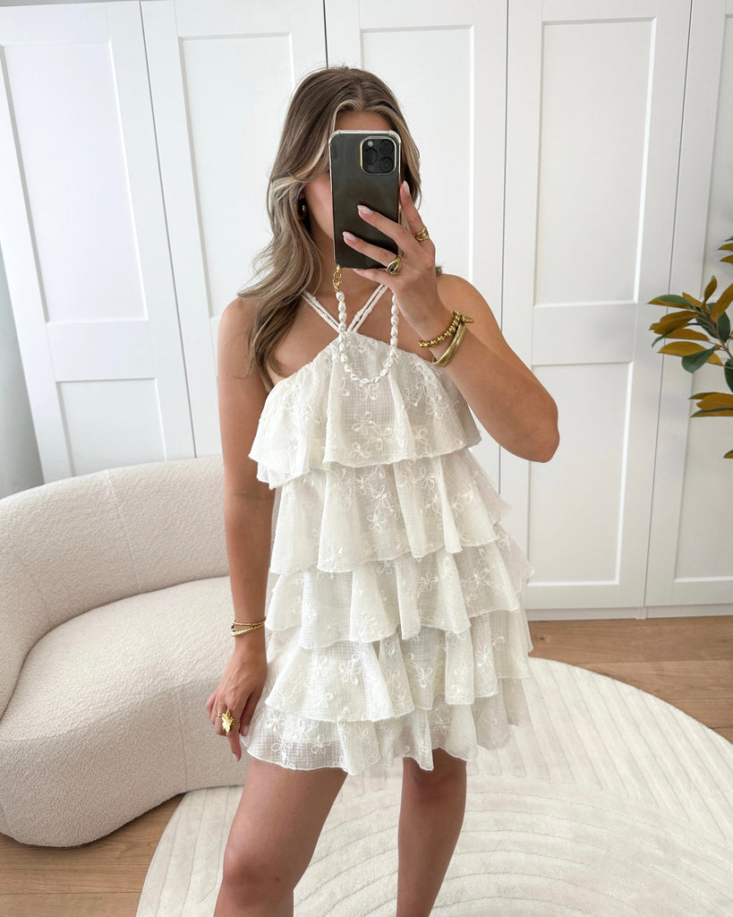Witte ruffle jurk met halter nek en geborduurde bloemen