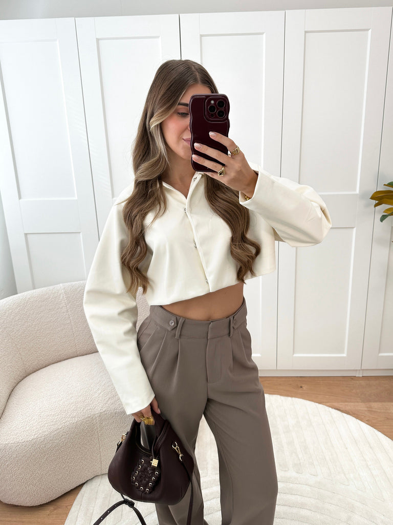 Creme cropped leren top met knoopsluiting en bredere mouwen