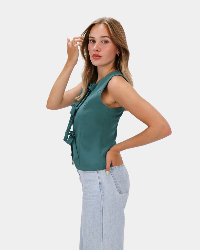 Groen/blauw gilet met strikjes aan de voorkant