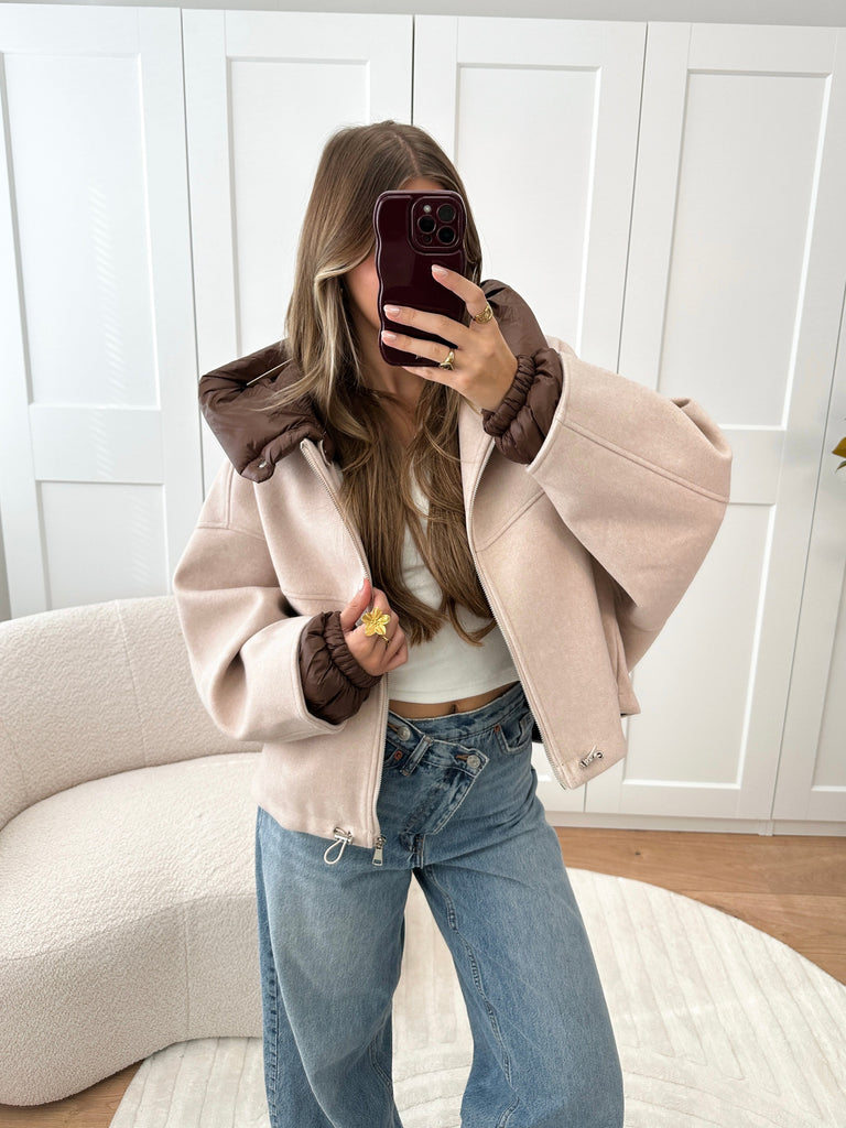 Beige coat met bruine gewatteerde capuchon en uiteindes van de mouwen