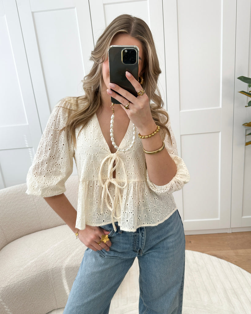 Ecru peplum broderie blouse met strik detail
