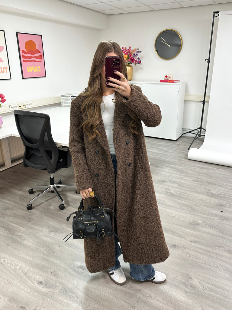 Bruine lange gevoerde furry coat met knoopsluiting en steekzakken