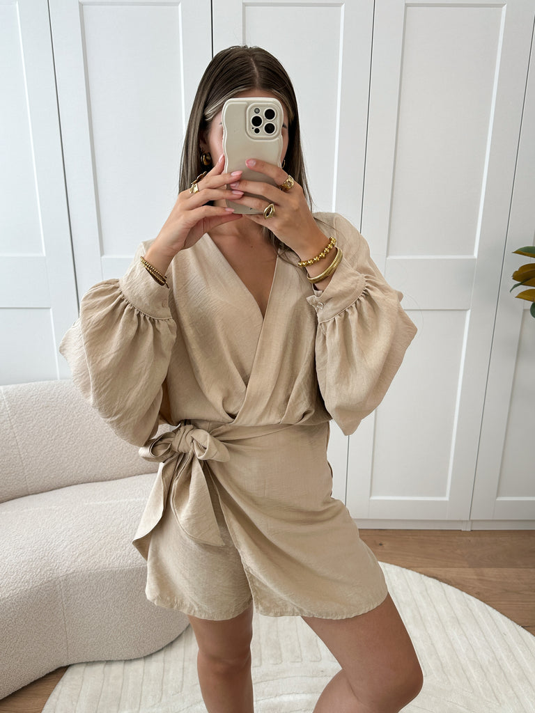 Beige overslag playsuit met strik detail en lange pof mouwen