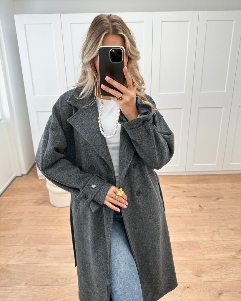 Grijze lange trench coat met knoop sluiting en strik detail